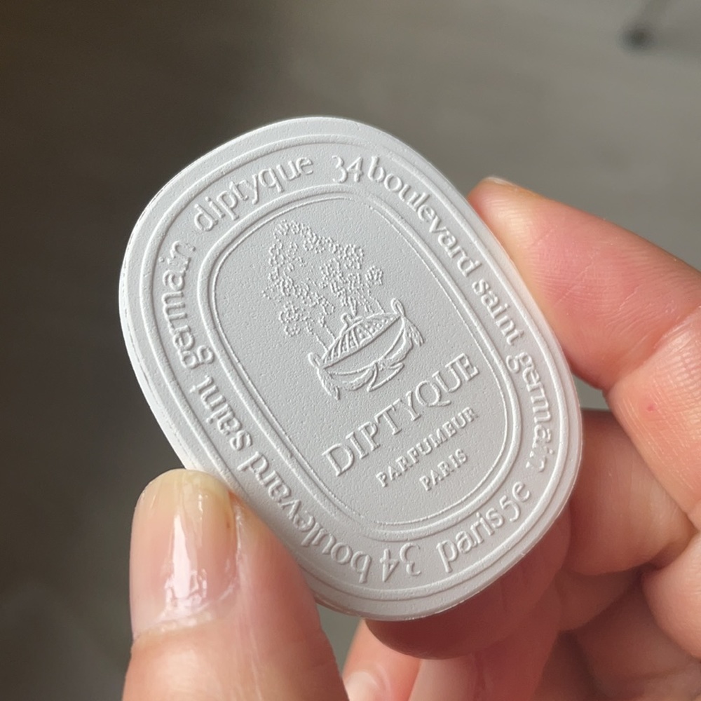 SMALL Diptyque white porcelain medallion diffuser tablet - Picture 3 of 3